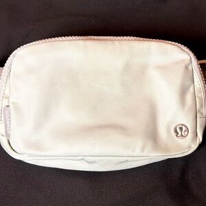lululemon everywhere belt  Bag grey (vapor)